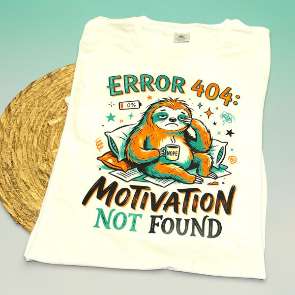 Grappig unisex T-shirt voor volwassenen met een vermoeide luiaard, de tekst "Error 404: Motivation Not Found" en een koffiemok met "NOPE", humoristisch design van SaZuDesigns.