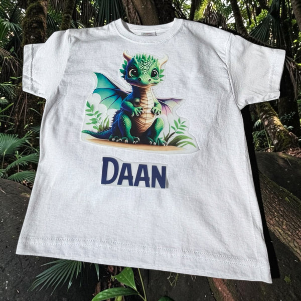 Bedrukt kindershirt met schattige groene draak en naam. Uniek gepersonaliseerd kinder T-shirt met kleurrijke drakenprint voor jongens en meisjes.