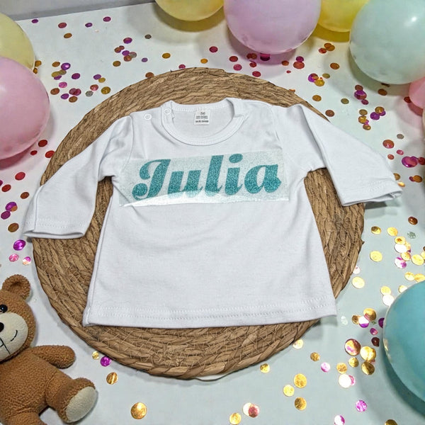 Babyshirt met gedrukte naam, ideaal als stoer en persoonlijk cadeau. Uniek als kraamcadeau.