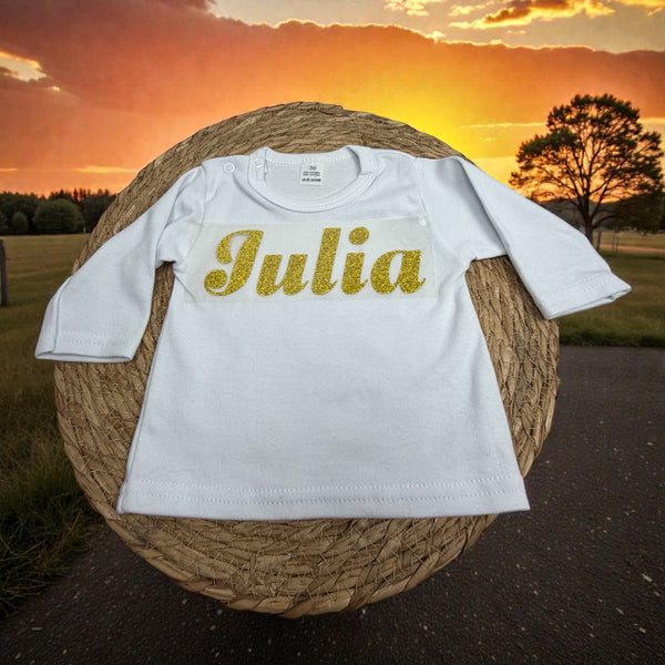 Babyshirt met gedrukte naam, ideaal als stoer en persoonlijk cadeau. Uniek als kraamcadeau.