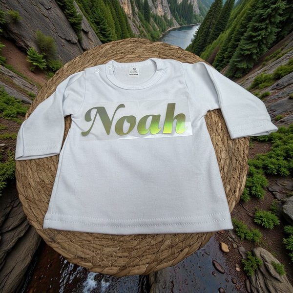 Babyshirt met gedrukte naam, ideaal als stoer en persoonlijk cadeau. Uniek als kraamcadeau.