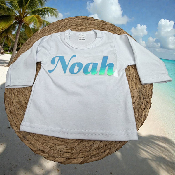 Babyshirt met gedrukte naam, ideaal als stoer en persoonlijk cadeau. Uniek als kraamcadeau.