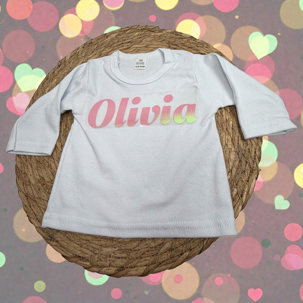Babyshirt met gedrukte naam, ideaal als stoer en persoonlijk cadeau. Uniek als kraamcadeau.