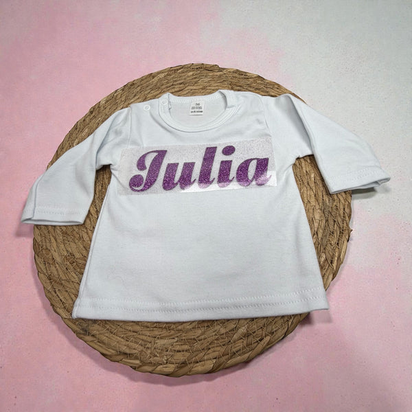 Babyshirt met gedrukte naam, ideaal als stoer en persoonlijk cadeau. Uniek als kraamcadeau.