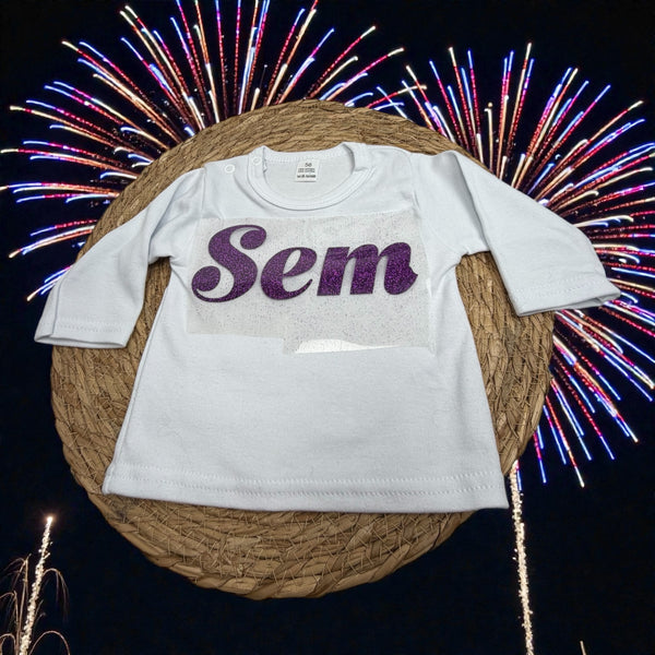Babyshirt met gedrukte naam, ideaal als stoer en persoonlijk cadeau. Uniek als kraamcadeau.