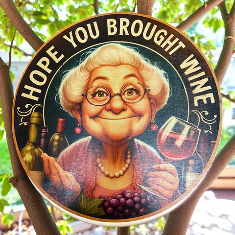 Rond decoratiebord met lachende dame en tekst “Hope You Brought Wine” – grappige wijn decoratie van Sazu Designs.