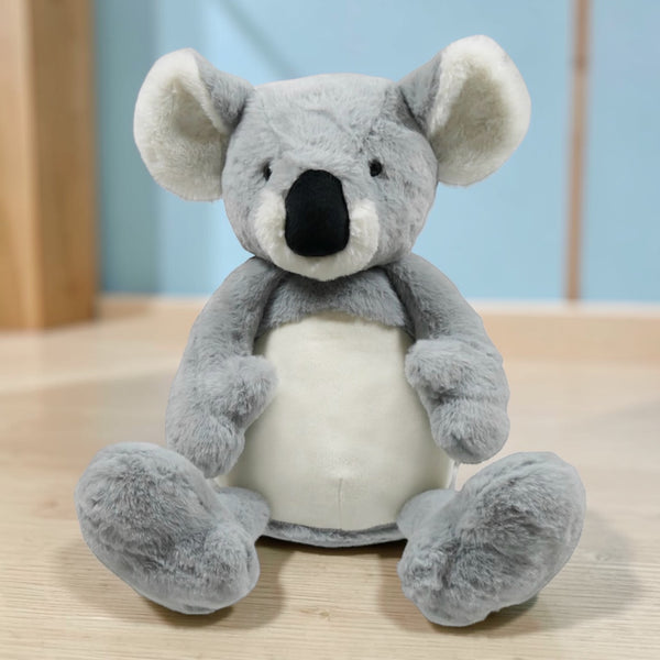 Grijze geboorteknuffel in de vorm van een koala met gepersonaliseerd borduurwerk op de buik, inclusief naam en geboortegegevens.