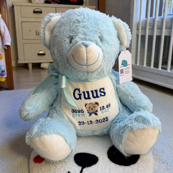 Op de buik van deze blauwe knuffelbeer worden de naam, geboortedatum en andere informatie over de nieuwe baby geborduurd. Hierdoor wordt een een gepersonaliseerd kraamcadeau. Leuk toch je eigen geboorteknuffel?