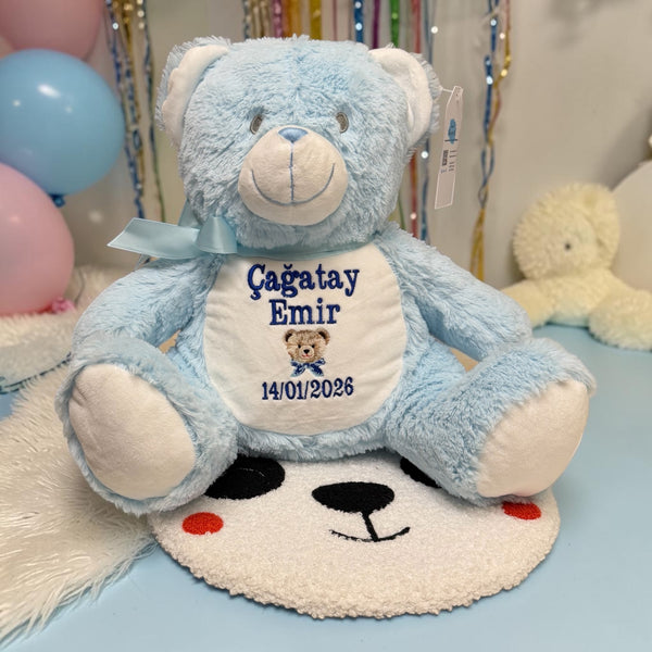 Op de buik van deze blauwe knuffelbeer worden de naam, geboortedatum en andere informatie over de nieuwe baby geborduurd. Hierdoor wordt een een gepersonaliseerd kraamcadeau. Leuk toch je eigen geboorteknuffel?