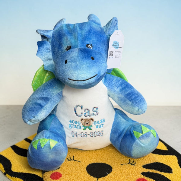 Een geboorteknuffel is een uniek en origineel kraamcadeautje. Zeker als u de geboorteknuffel laat personaliseren met de geboorte gegevens van de nieuwe baby. Op de buik van deze blauwe draak  worden de naam en de geboortegegevens van de baby geborduurd. Een uniek kraamcadeau.