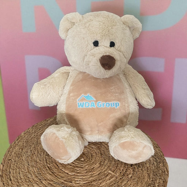 Een geboorteknuffel is een uniek en origineel kraamcadeautje. Zeker als u de geboorteknuffel laat personaliseren met de geboorte gegevens van de nieuwe baby. Op de buik van de bruine teddy beer worden de naam en de geboortegegevens geborduurd.