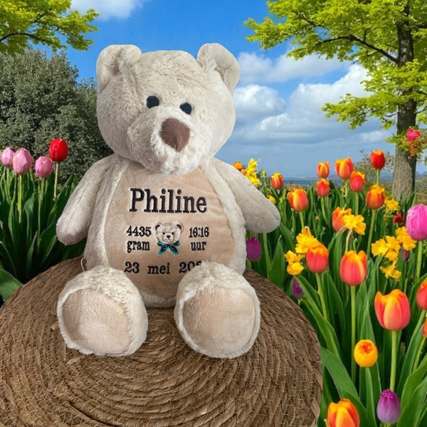 Een geboorteknuffel is een uniek en origineel kraamcadeautje. Zeker als u de geboorteknuffel laat personaliseren met de geboorte gegevens van de nieuwe baby. Op de buik van de bruine teddy beer worden de naam en de geboortegegevens geborduurd.