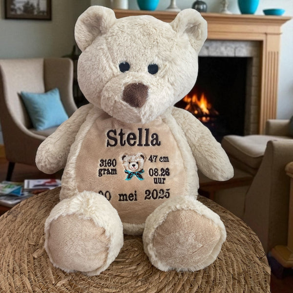 Een geboorteknuffel is een uniek en origineel kraamcadeautje. Zeker als u de geboorteknuffel laat personaliseren met de geboorte gegevens van de nieuwe baby. Op de buik van de bruine teddy beer worden de naam en de geboortegegevens geborduurd.