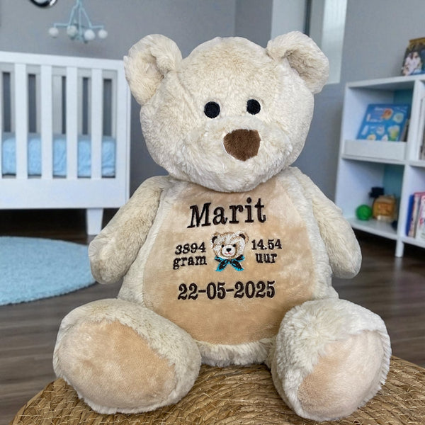 Een geboorteknuffel is een uniek en origineel kraamcadeautje. Zeker als u de geboorteknuffel laat personaliseren met de geboorte gegevens van de nieuwe baby. Op de buik van de bruine teddy beer worden de naam en de geboortegegevens geborduurd.