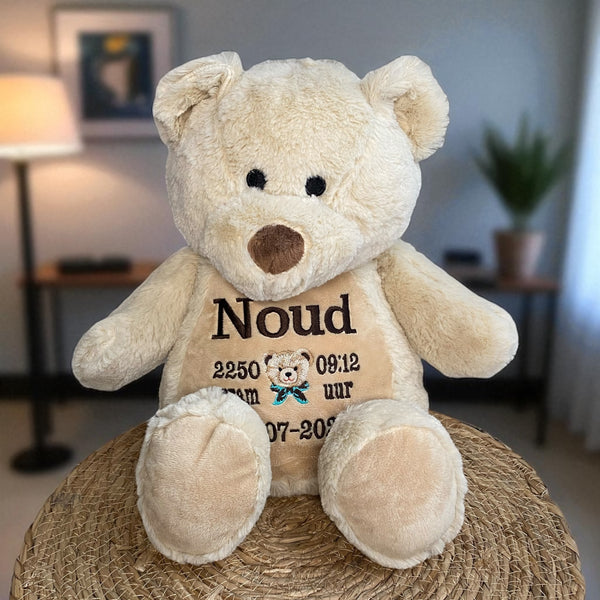 Een geboorteknuffel is een uniek en origineel kraamcadeautje. Zeker als u de geboorteknuffel laat personaliseren met de geboorte gegevens van de nieuwe baby. Op de buik van de bruine teddy beer worden de naam en de geboortegegevens geborduurd.