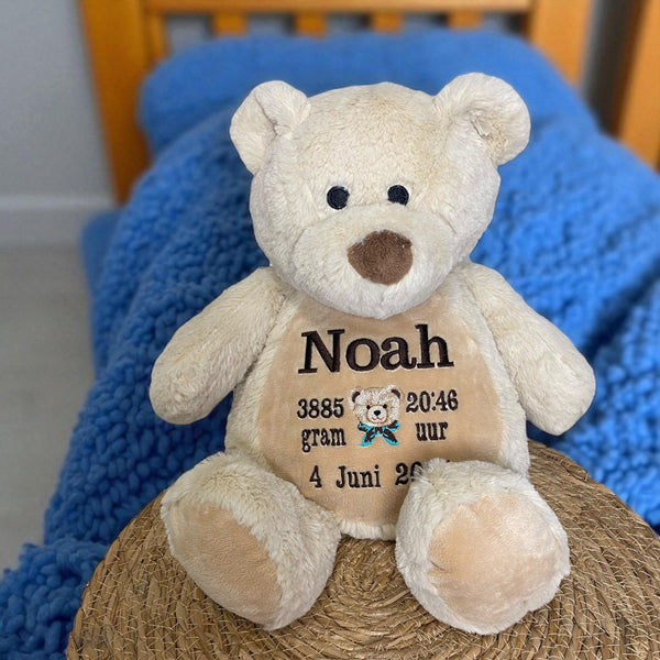Een geboorteknuffel is een uniek en origineel kraamcadeautje. Zeker als u de geboorteknuffel laat personaliseren met de geboorte gegevens van de nieuwe baby. Op de buik van de bruine teddy beer worden de naam en de geboortegegevens geborduurd.