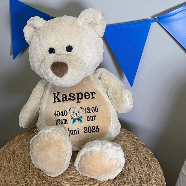 Een geboorteknuffel is een uniek en origineel kraamcadeautje. Zeker als u de geboorteknuffel laat personaliseren met de geboorte gegevens van de nieuwe baby. Op de buik van de bruine teddy beer worden de naam en de geboortegegevens geborduurd.
