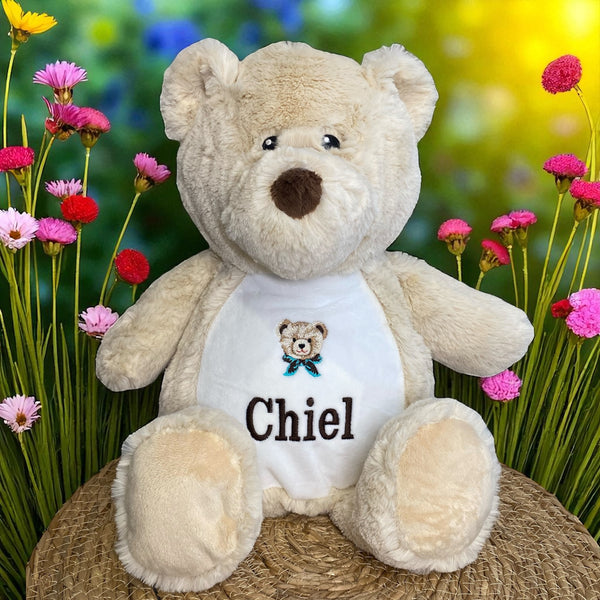 Een geboorteknuffel is een uniek en origineel kraamcadeautje. Zeker als u de geboorteknuffel laat personaliseren met de geboorte gegevens van de nieuwe baby. Op de buik van de bruine teddy beer worden de naam en de geboortegegevens geborduurd.