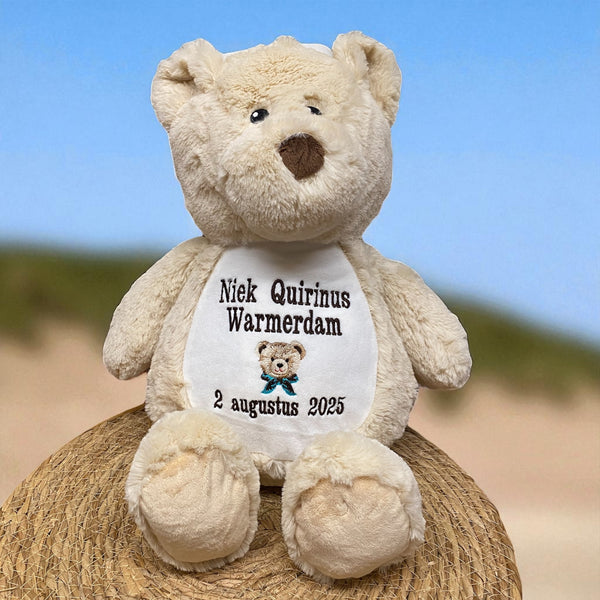 Een geboorteknuffel is een uniek en origineel kraamcadeautje. Zeker als u de geboorteknuffel laat personaliseren met de geboorte gegevens van de nieuwe baby. Op de buik van de bruine teddy beer worden de naam en de geboortegegevens geborduurd.