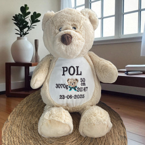 Een geboorteknuffel is een uniek en origineel kraamcadeautje. Zeker als u de geboorteknuffel laat personaliseren met de geboorte gegevens van de nieuwe baby. Op de buik van de bruine teddy beer worden de naam en de geboortegegevens geborduurd.