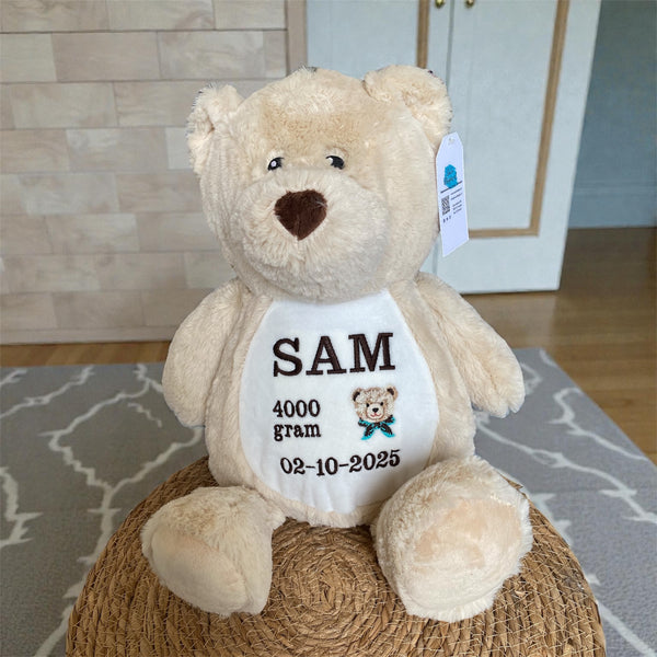 Een geboorteknuffel is een uniek en origineel kraamcadeautje. Zeker als u de geboorteknuffel laat personaliseren met de geboorte gegevens van de nieuwe baby. Op de buik van de bruine teddy beer worden de naam en de geboortegegevens geborduurd.
