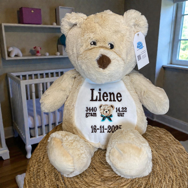 Een geboorteknuffel is een uniek en origineel kraamcadeautje. Zeker als u de geboorteknuffel laat personaliseren met de geboorte gegevens van de nieuwe baby. Op de buik van de bruine teddy beer worden de naam en de geboortegegevens geborduurd.