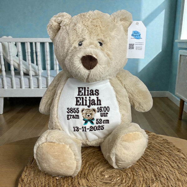Een geboorteknuffel is een uniek en origineel kraamcadeautje. Zeker als u de geboorteknuffel laat personaliseren met de geboorte gegevens van de nieuwe baby. Op de buik van de bruine teddy beer worden de naam en de geboortegegevens geborduurd.