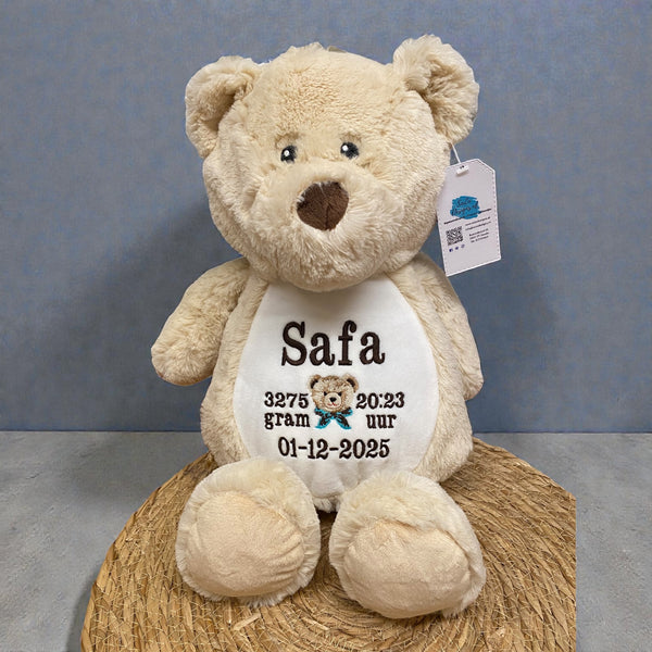 Een geboorteknuffel is een uniek en origineel kraamcadeautje. Zeker als u de geboorteknuffel laat personaliseren met de geboorte gegevens van de nieuwe baby. Op de buik van de bruine teddy beer worden de naam en de geboortegegevens geborduurd.