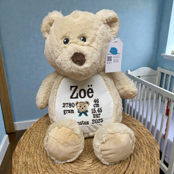 Een geboorteknuffel is een uniek en origineel kraamcadeautje. Zeker als u de geboorteknuffel laat personaliseren met de geboorte gegevens van de nieuwe baby. Op de buik van de bruine teddy beer worden de naam en de geboortegegevens geborduurd.