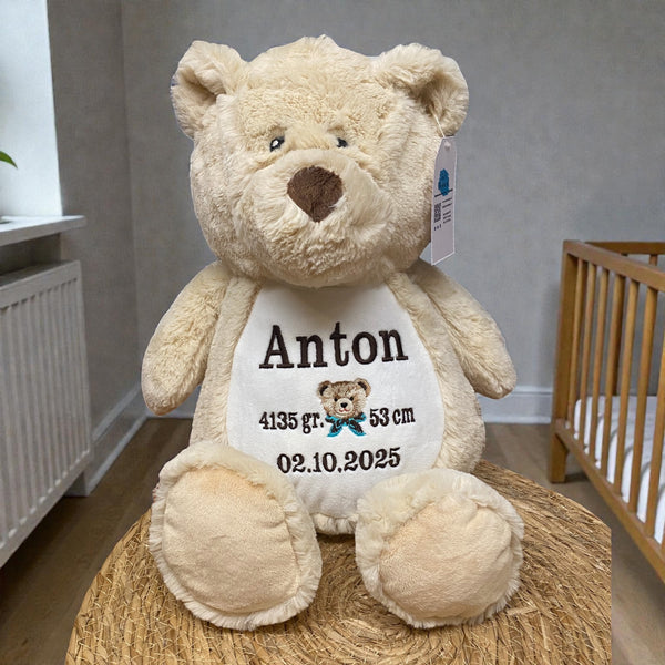 Een geboorteknuffel is een uniek en origineel kraamcadeautje. Zeker als u de geboorteknuffel laat personaliseren met de geboorte gegevens van de nieuwe baby. Op de buik van de bruine teddy beer worden de naam en de geboortegegevens geborduurd.