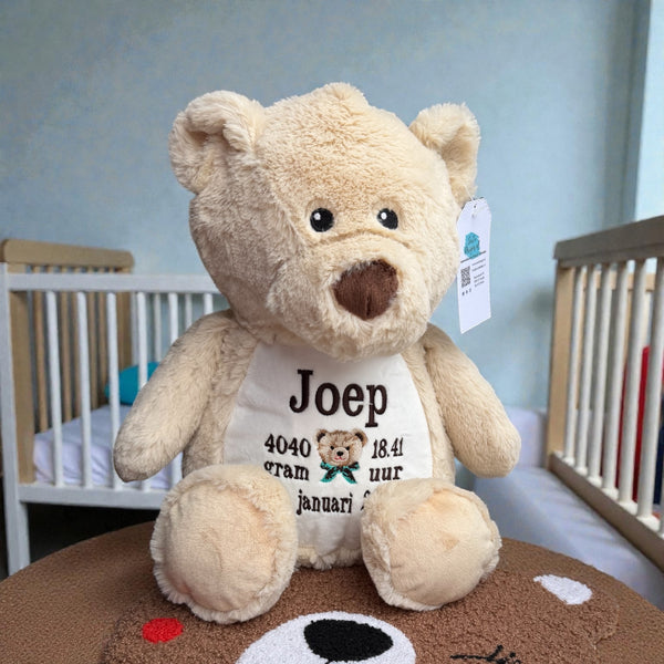 Een geboorteknuffel is een uniek en origineel kraamcadeautje. Zeker als u de geboorteknuffel laat personaliseren met de geboorte gegevens van de nieuwe baby. Op de buik van de bruine teddy beer worden de naam en de geboortegegevens geborduurd.
