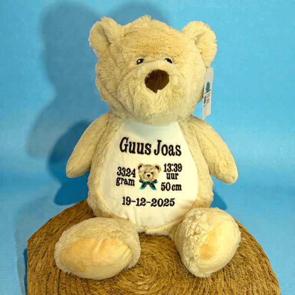 Een geboorteknuffel is een uniek en origineel kraamcadeautje. Zeker als u de geboorteknuffel laat personaliseren met de geboorte gegevens van de nieuwe baby. Op de buik van de bruine teddy beer worden de naam en de geboortegegevens geborduurd.