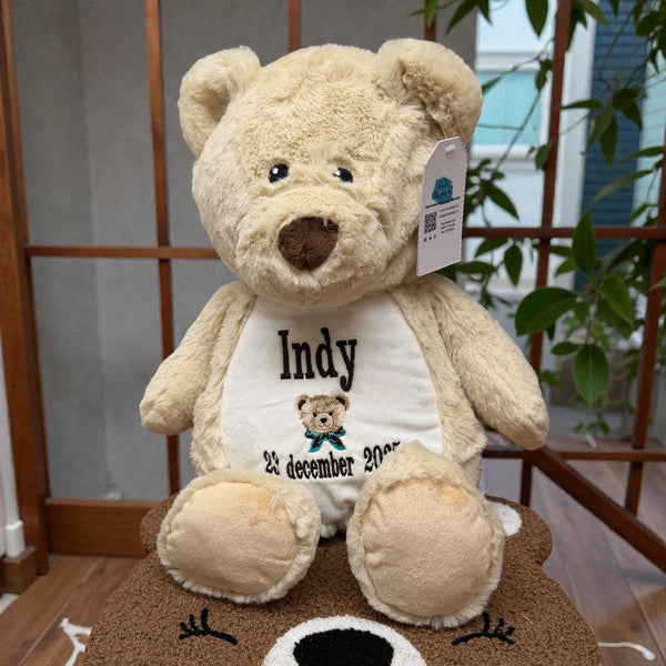 Een geboorteknuffel is een uniek en origineel kraamcadeautje. Zeker als u de geboorteknuffel laat personaliseren met de geboorte gegevens van de nieuwe baby. Op de buik van de bruine teddy beer worden de naam en de geboortegegevens geborduurd.