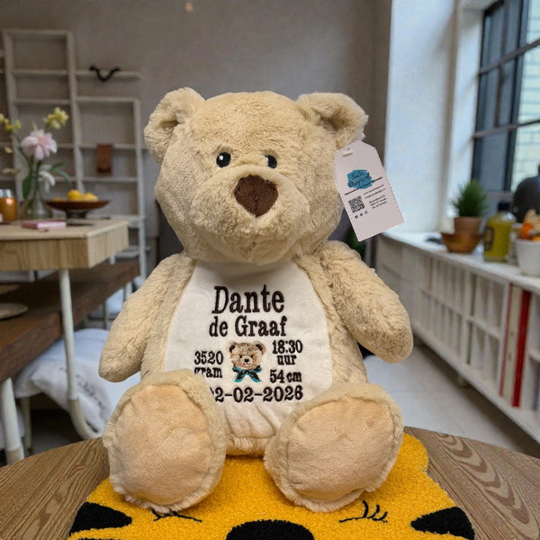 Een geboorteknuffel is een uniek en origineel kraamcadeautje. Zeker als u de geboorteknuffel laat personaliseren met de geboorte gegevens van de nieuwe baby. Op de buik van de bruine teddy beer worden de naam en de geboortegegevens geborduurd.