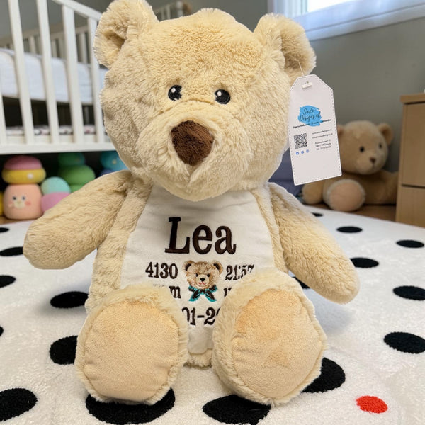 Een geboorteknuffel is een uniek en origineel kraamcadeautje. Zeker als u de geboorteknuffel laat personaliseren met de geboorte gegevens van de nieuwe baby. Op de buik van de bruine teddy beer worden de naam en de geboortegegevens geborduurd.