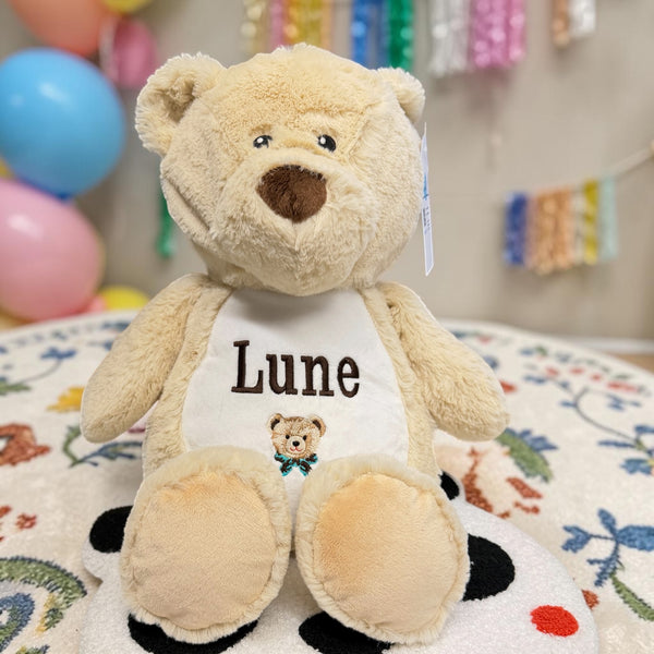 Een geboorteknuffel is een uniek en origineel kraamcadeautje. Zeker als u de geboorteknuffel laat personaliseren met de geboorte gegevens van de nieuwe baby. Op de buik van de bruine teddy beer worden de naam en de geboortegegevens geborduurd.
