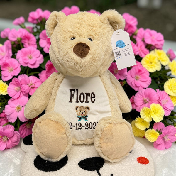 Een geboorteknuffel is een uniek en origineel kraamcadeautje. Zeker als u de geboorteknuffel laat personaliseren met de geboorte gegevens van de nieuwe baby. Op de buik van de bruine teddy beer worden de naam en de geboortegegevens geborduurd.