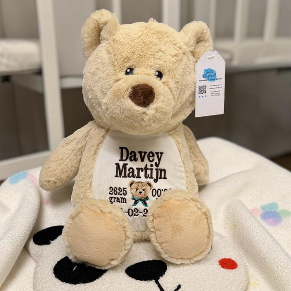 Een geboorteknuffel is een uniek en origineel kraamcadeautje. Zeker als u de geboorteknuffel laat personaliseren met de geboorte gegevens van de nieuwe baby. Op de buik van de bruine teddy beer worden de naam en de geboortegegevens geborduurd.