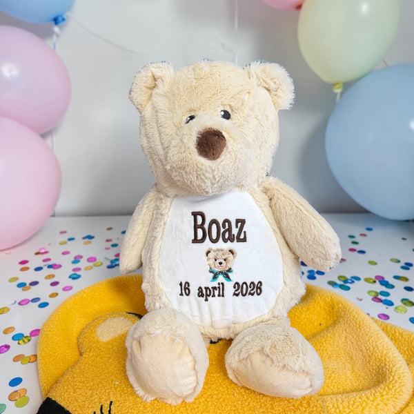 Een geboorteknuffel is een uniek en origineel kraamcadeautje. Zeker als u de geboorteknuffel laat personaliseren met de geboorte gegevens van de nieuwe baby. Op de buik van de bruine teddy beer worden de naam en de geboortegegevens geborduurd.