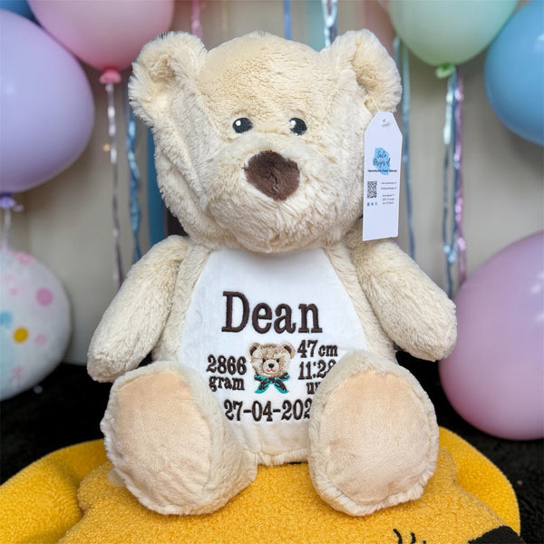 Een geboorteknuffel is een uniek en origineel kraamcadeautje. Zeker als u de geboorteknuffel laat personaliseren met de geboorte gegevens van de nieuwe baby. Op de buik van de bruine teddy beer worden de naam en de geboortegegevens geborduurd.