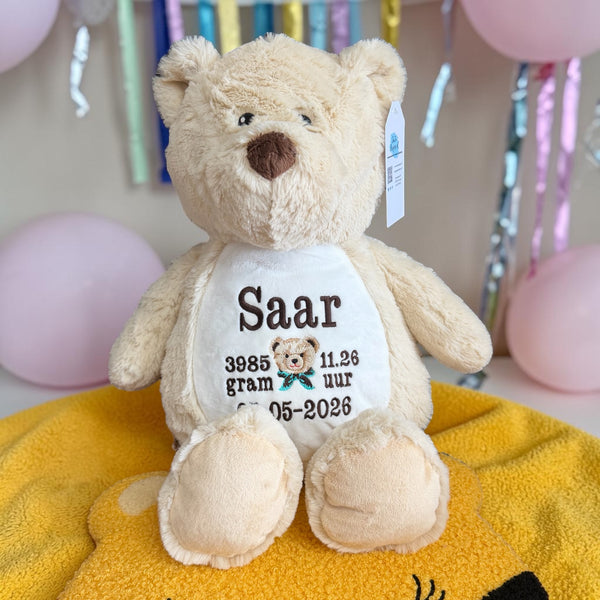 Een geboorteknuffel is een uniek en origineel kraamcadeautje. Zeker als u de geboorteknuffel laat personaliseren met de geboorte gegevens van de nieuwe baby. Op de buik van de bruine teddy beer worden de naam en de geboortegegevens geborduurd.