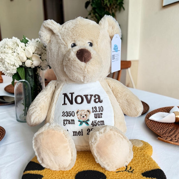 Een geboorteknuffel is een uniek en origineel kraamcadeautje. Zeker als u de geboorteknuffel laat personaliseren met de geboorte gegevens van de nieuwe baby. Op de buik van de bruine teddy beer worden de naam en de geboortegegevens geborduurd.