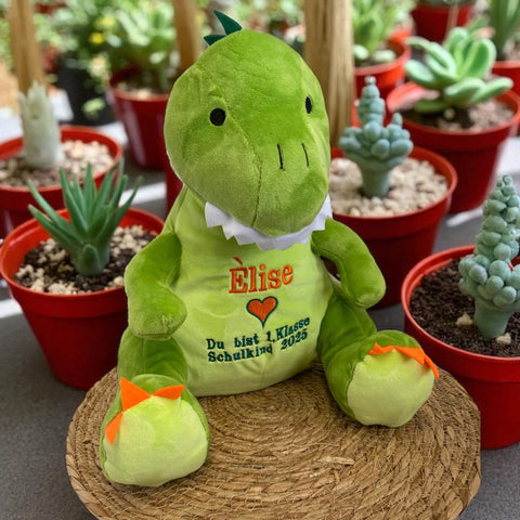 Een geboorteknuffel is een uniek en origineel kraamcadeautje. Zeker als u de geboorteknuffel laat personaliseren met de geboorte gegevens van de nieuwe baby. Op de buik van de dinosaurus  worden de naam en de geboortegegevens van de baby geborduurd.