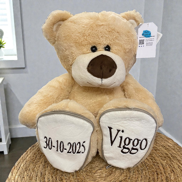Een geboorteknuffel is een uniek en origineel kraamcadeautje. Zeker als u de geboorteknuffel laat personaliseren met de naam en de geboortedatum van de nieuwe baby. Op deze beer wordt op het ene voetje de naam en op het andere voetje de geboortedatum geborduurd. Een blijvend cadeau dus.