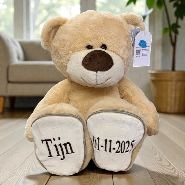 Een geboorteknuffel is een uniek en origineel kraamcadeautje. Zeker als u de geboorteknuffel laat personaliseren met de naam en de geboortedatum van de nieuwe baby. Op deze beer wordt op het ene voetje de naam en op het andere voetje de geboortedatum geborduurd. Een blijvend cadeau dus.