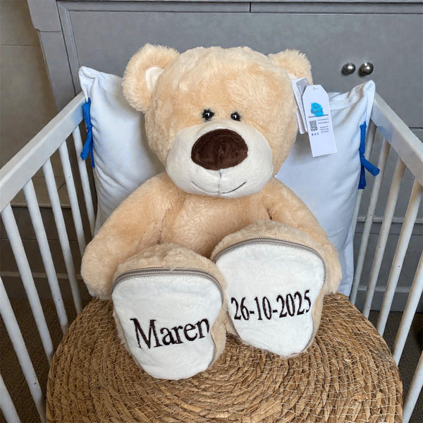 Een geboorteknuffel is een uniek en origineel kraamcadeautje. Zeker als u de geboorteknuffel laat personaliseren met de naam en de geboortedatum van de nieuwe baby. Op deze beer wordt op het ene voetje de naam en op het andere voetje de geboortedatum geborduurd. Een blijvend cadeau dus.