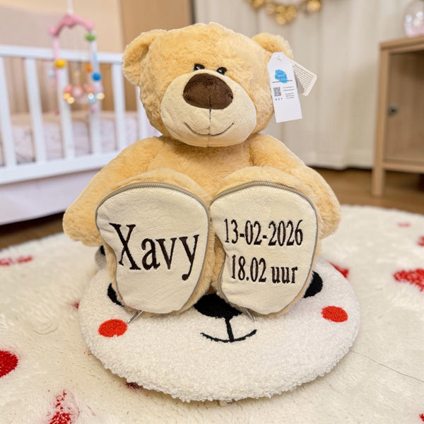 Een geboorteknuffel is een uniek en origineel kraamcadeautje. Zeker als u de geboorteknuffel laat personaliseren met de naam en de geboortedatum van de nieuwe baby. Op deze beer wordt op het ene voetje de naam en op het andere voetje de geboortedatum geborduurd. Een blijvend cadeau dus.