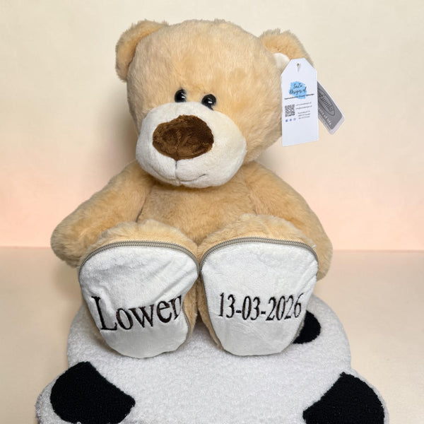 Een geboorteknuffel is een uniek en origineel kraamcadeautje. Zeker als u de geboorteknuffel laat personaliseren met de naam en de geboortedatum van de nieuwe baby. Op deze beer wordt op het ene voetje de naam en op het andere voetje de geboortedatum geborduurd. Een blijvend cadeau dus.