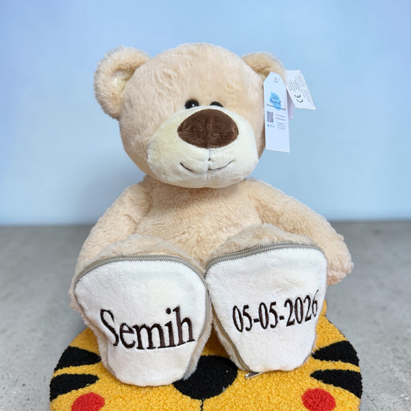 Een geboorteknuffel is een uniek en origineel kraamcadeautje. Zeker als u de geboorteknuffel laat personaliseren met de naam en de geboortedatum van de nieuwe baby. Op deze beer wordt op het ene voetje de naam en op het andere voetje de geboortedatum geborduurd. Een blijvend cadeau dus.