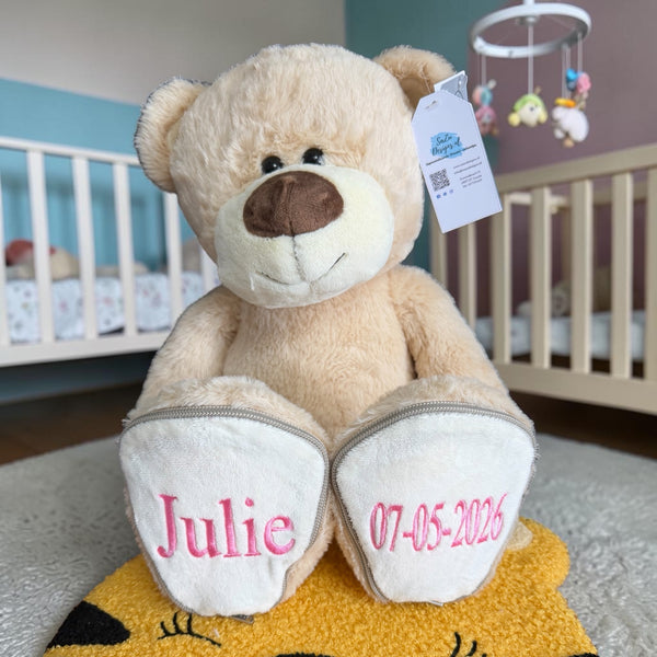 Een geboorteknuffel is een uniek en origineel kraamcadeautje. Zeker als u de geboorteknuffel laat personaliseren met de naam en de geboortedatum van de nieuwe baby. Op deze beer wordt op het ene voetje de naam en op het andere voetje de geboortedatum geborduurd. Een blijvend cadeau dus.